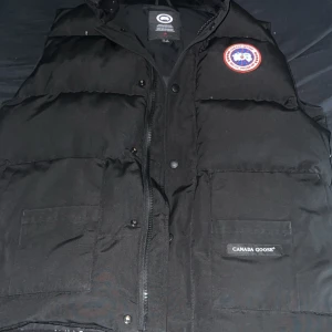Canada goose väst - I ny skick. Säljer för att den är för stor på mig. 