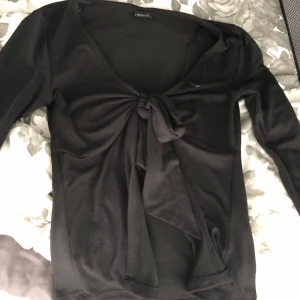 Svart Gina topp - Gullig topp från Gina💕 Aldrig använd, tunnt och skönt material. Säljer då den inte kommer till användning. Nypris 300, jag säljer för 175