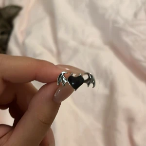 hjärt ring  - Svinsnygg ring med ett hjärta med vingar💘 nypris: 300 kr 