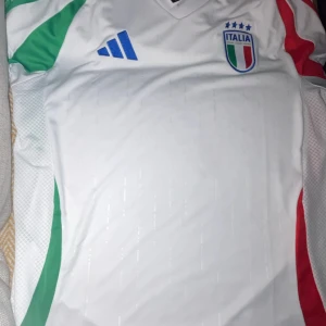 Italy away kit 24/25 - Brand new italy away kit selling because it was to big for me.