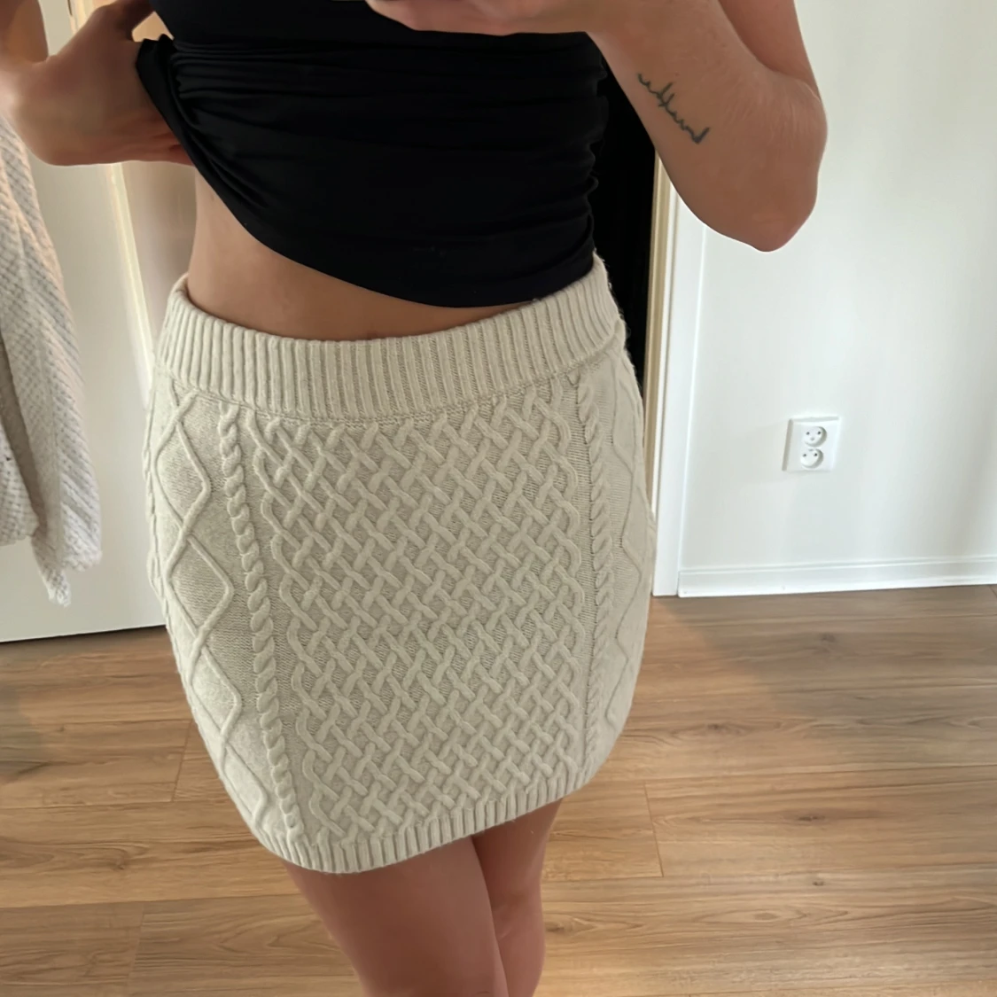 Stickad kortkjol ✨ - 91