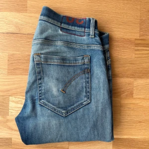 Dondup Jeans - Dondup Jeans i storlek 31. Modell George. Fint skick utöver slitningar som tillhör modellen! Hör av dig vid funderingar.// Ville