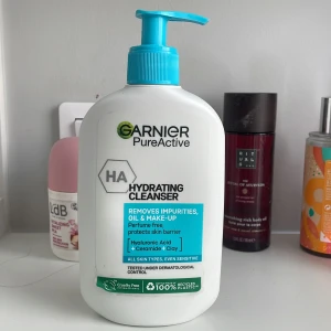 Garnier PureActive Hydrating Cleanser - En återfuktande rengöring från Garnier som tar bort orenheter, olja och smink. Den är parfymfri och skyddar hudbarriären med hyaluronsyra, ceramide och lera. Passar alla hudtyper, även känslig hud. Dermatologiskt testad och den är vegansk. använd enstaka gånger men fortfarande mycket kvar. ❤️
