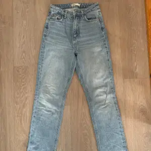 Gina Tricot jeans storlek 32 med slits längst ner 