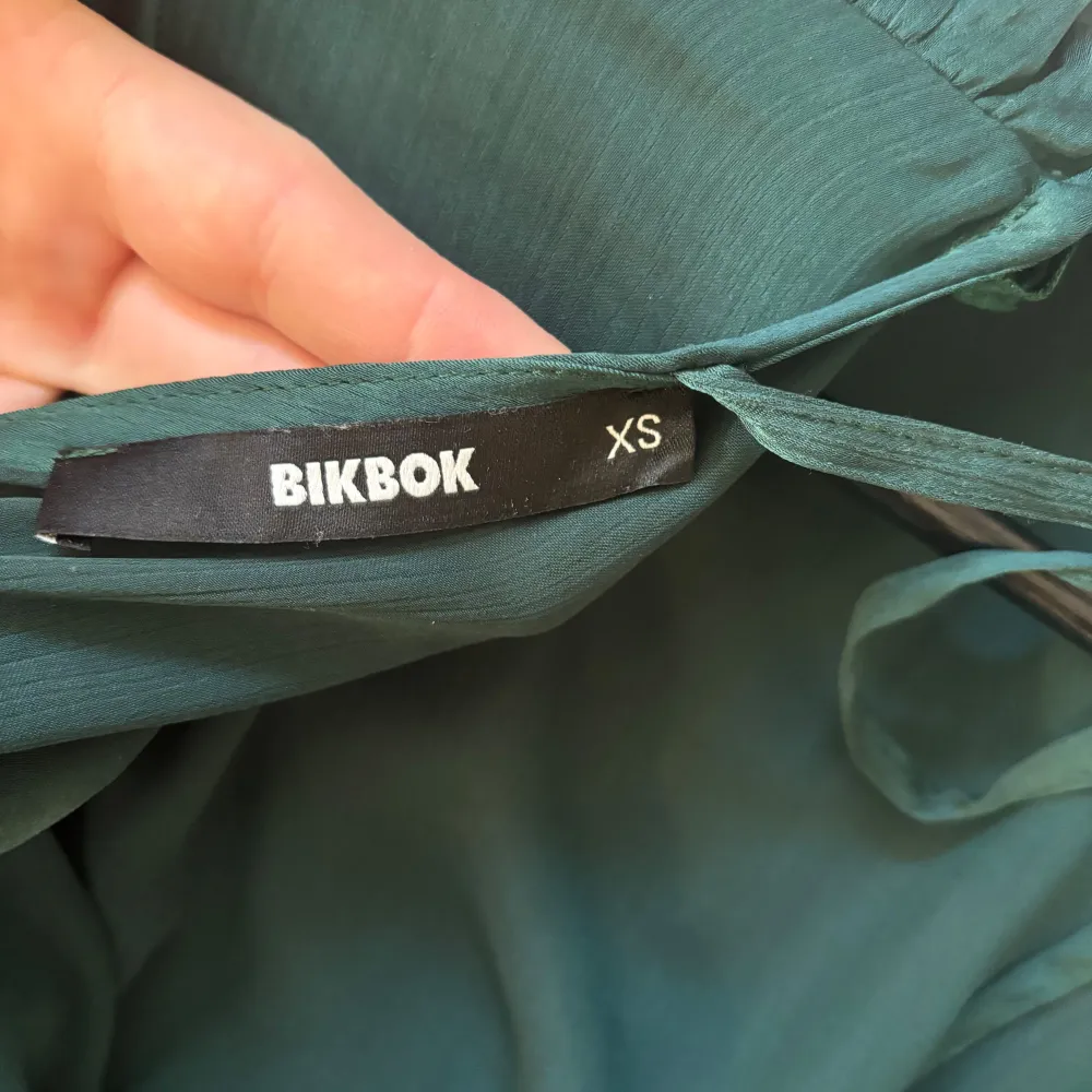 Super fin blus från BikBok med öppen rygg.. Blusar.