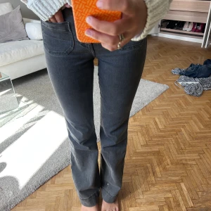 Wrangler jeans - Wreangler jeans i storlek 34, fina fickdetalj och bra skickk!