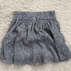 blå och vit kjol💘 xxs-xs - Säljer denna super fina kjolen med inbyggda skorts vilket e super bra och syns inte alls utanpå💝den kom tyvär inte till användning 💓 och är därför oanvänd och i helt nytt skick  skriv om fler bilder behövs 📸💓