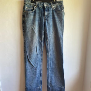 Arrow jeans  - Lågmidjade arrow jeans. Dom var för korta för mig så har sytt dit tyg längst ner💕