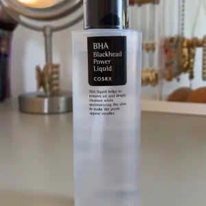 Jag säljer min cosrx blackhead power liquid eftersom jag har två💕 den har nästan allt kvar, som man kan se i bilden och kostar nytt 229kr.