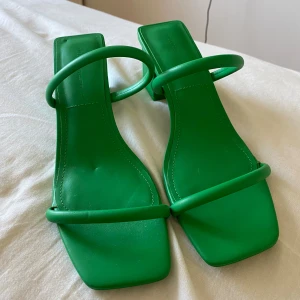 Klackskor pull&bear strl 39 - Oanvända klackskor från pull& bear Strl 39 men jag som har 39 har svårt att få på dem. Skulle mer säga 37/38 Nypris 