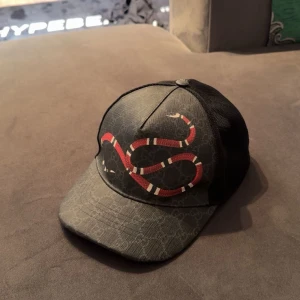 Gucci Snake Keps  - Gucci Snake keps i storlek S, säljs inte längre på guccis sida, köpt direkt från gucci, allt og medföljer. Nyskick.