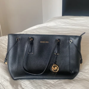 Michael kors väska - Perfekt väska för skolan men en elegant stil i ett acceptabelt skick❤️!