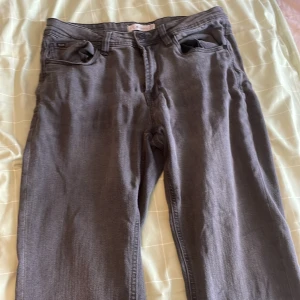 Jeans - Storlek 32