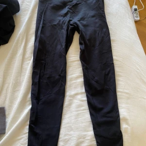 Aimn ribbes seamless thights strl M  - Aimn ribbes seamless thights strl M Använda endast ett fåtal gånger  Nypris 599:- 