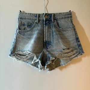 Zara jeansshorts - Säljer även mina jeansshorts från zara som jag fick av min pappa nyligen men tyvärr inte passar mig. Så dom är alltså helt oanvända bara testade. Men lappen är borta så kan inte lämna tillbaka dom🩷