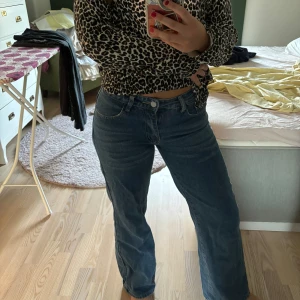 Lågmidjade jeans (wide) - Lågmidjade jeans i storlek 34 (passar s). Väldigt bra material, säljer pga att de är för små i midjan. Skriv vid frågor 💕
