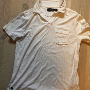 Frotté t-shirt, Ralph lauren - Skick 10/10 tog bort lappen för någon vecka sen. Säljer pga att jag inte diggar stilen👍