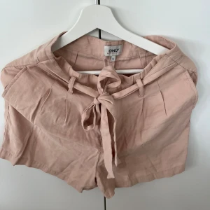 Kostymshorts från only - Jättefina kostym shorts från only som tyvärr blivit för små för mig. Hade inte rätt galge på bilden men de sitter som vanliga shorts, relativt höga i midjan. De är i nyskick.