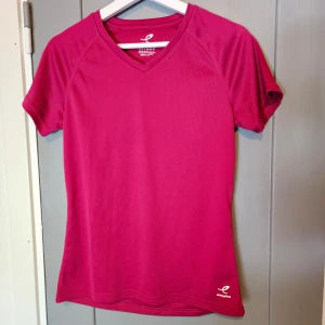 Tränings tröja - Tränings tröja med luftigt material. Kanopt använd så bra skick.