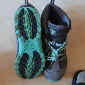 Gråa kängor från Trollkids - Säljer ett par gråa kängor från Trollkids med turkosa detaljer. De har en robust sula med bra grepp och snörning framtill. Perfekta för utomhusaktiviteter under höst och vinter.