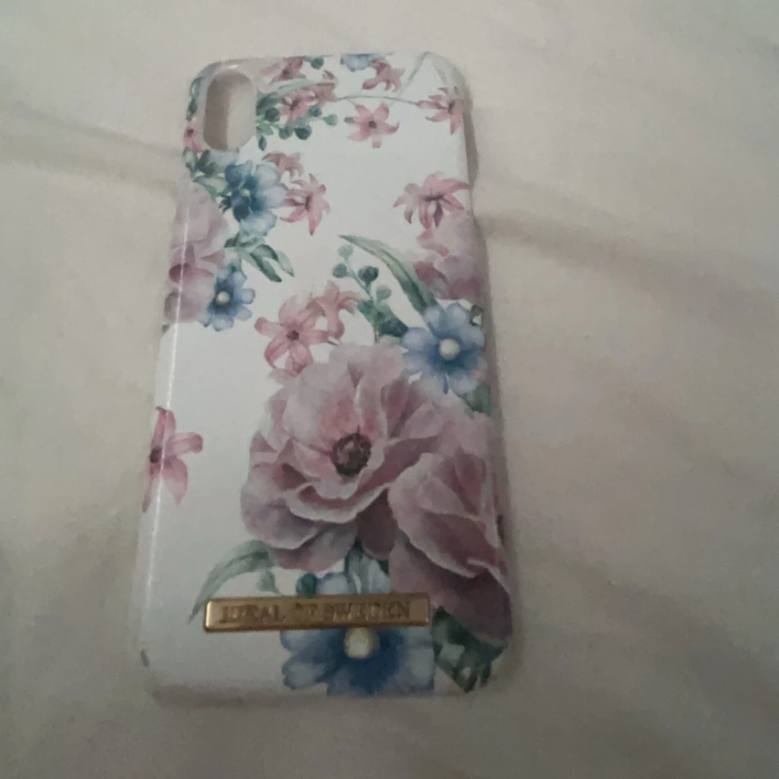 Blommigt mobilskal från iDeal of Sweden