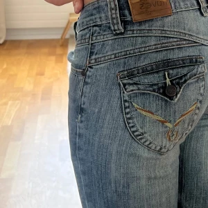 lågmidjade jeans - lågmidjade bootcut i fint skick. Jag är 165 cm för referens🩷  storlek W28 L31    färgen gör sig mest rättvis på de andra bilderna än den första :)