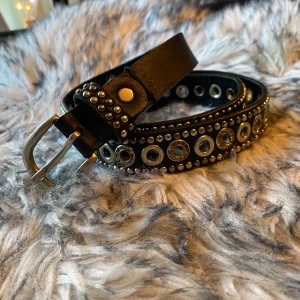 Glittrigt skärp med nitar - Glittrigt ”ihåligt” skärp med nitar!! 