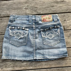 Kort jeans kjol - Skitsnygg kort jeanskjol, nytt skick men tyvärr är den för liten för mig. Den är i storlek 27 så ca S eller Xs. Skicka om du har fler frågor💞midjemåttet är 35 cm och längden är 31 cm🥰