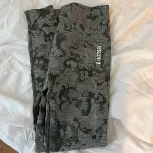 Gymshark Tights - Storlek XS, använda Max 5 gånger. Scrunch i rumpan. Väldigt stretchiga. 