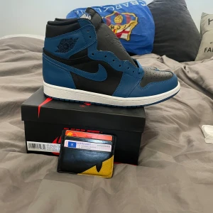 Jordan 1 high  - Jordan 1 high Marina blue.  Finns i storlek: 37,5 40,5 42,5 Köpta från nike. Kvitto finns