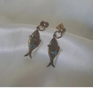 Örhängen med fisk och turkos diamant - Lite missfärgad metall. Vet inte vad det är för metall. 😊💗 pris kan diskuteras 