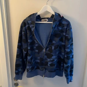 Bape hoodie blå - Säljer blå Bape hoodie, finns små tecken av användning men i överlag är den i bra skick💕 Påse och lapp kommer med
