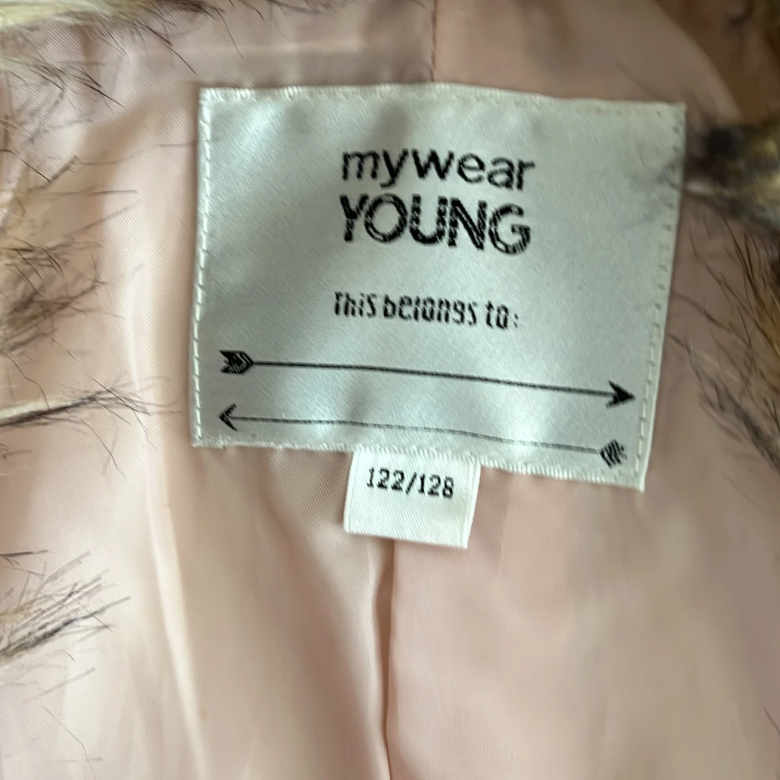 Rosa skinnjacka med fuskpäls från Mywear Young - 91