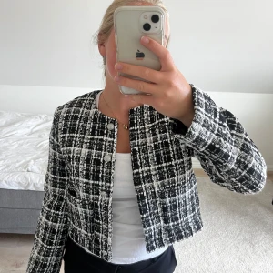 Kofta / Kavaj  - Helt ny och använd kofta / kavaj från H&M. Köptes i våras. Jättefin, stilren och passar till mycket! Säljer för att den ej kommer till användning! Priset kan absolut diskutera! Skriv till mig vid intresse, eller tyck köp nu! ❤️