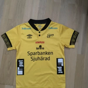 Elfsborg tröja - Den är för barn i åldern 11-12. Nästan oanvänd och har inga defekter. 