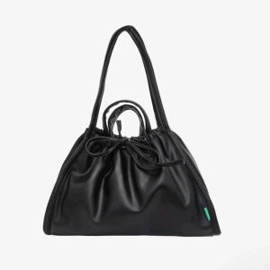 Sage big structure HVISK  - Säljer en helt oanvänd väska från HVISK, lapparna sitter kvar! Säljer pga att jag råkat köpa fel storlek.  Nypris 1195kr