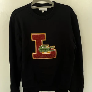 Lacoste sweatshirt  - Storlek S Fint sweatshirt, använd kort, enda problemet är ett litet hål på vänster ärm bak, knappt synligt