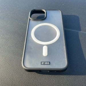 Telefonskal  - Telefonskal som aldrig använts från märket BY KRIS  Även magsafe funktionen och trådlösladdningen igenom det!
