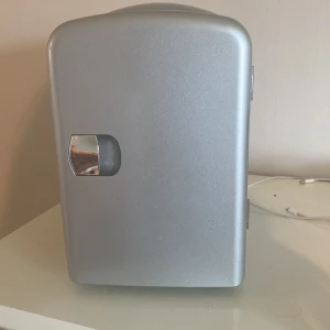 Minikyl  - ja säljer en minikyl i från biltema i bra skick, säljer för ja inte använder den. Köptes för 400 ish, man får med sladd till så man kan ha i ett vanligt eluttag och i bilen.