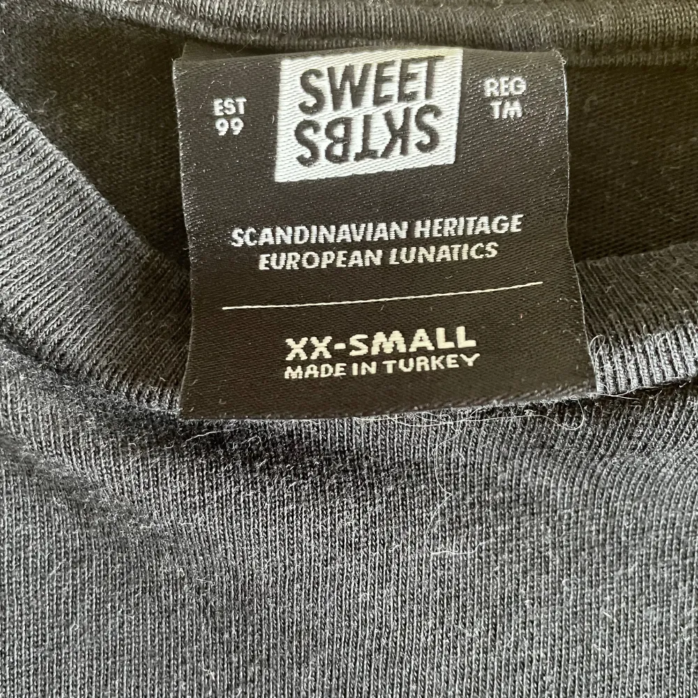 Svart T-shirt Relaxed fit från Sweet Sktbs. Sparsamt använd. Nypris 399. Köpt på Junkyard✨    Köparen står för frakt.. T-shirts.