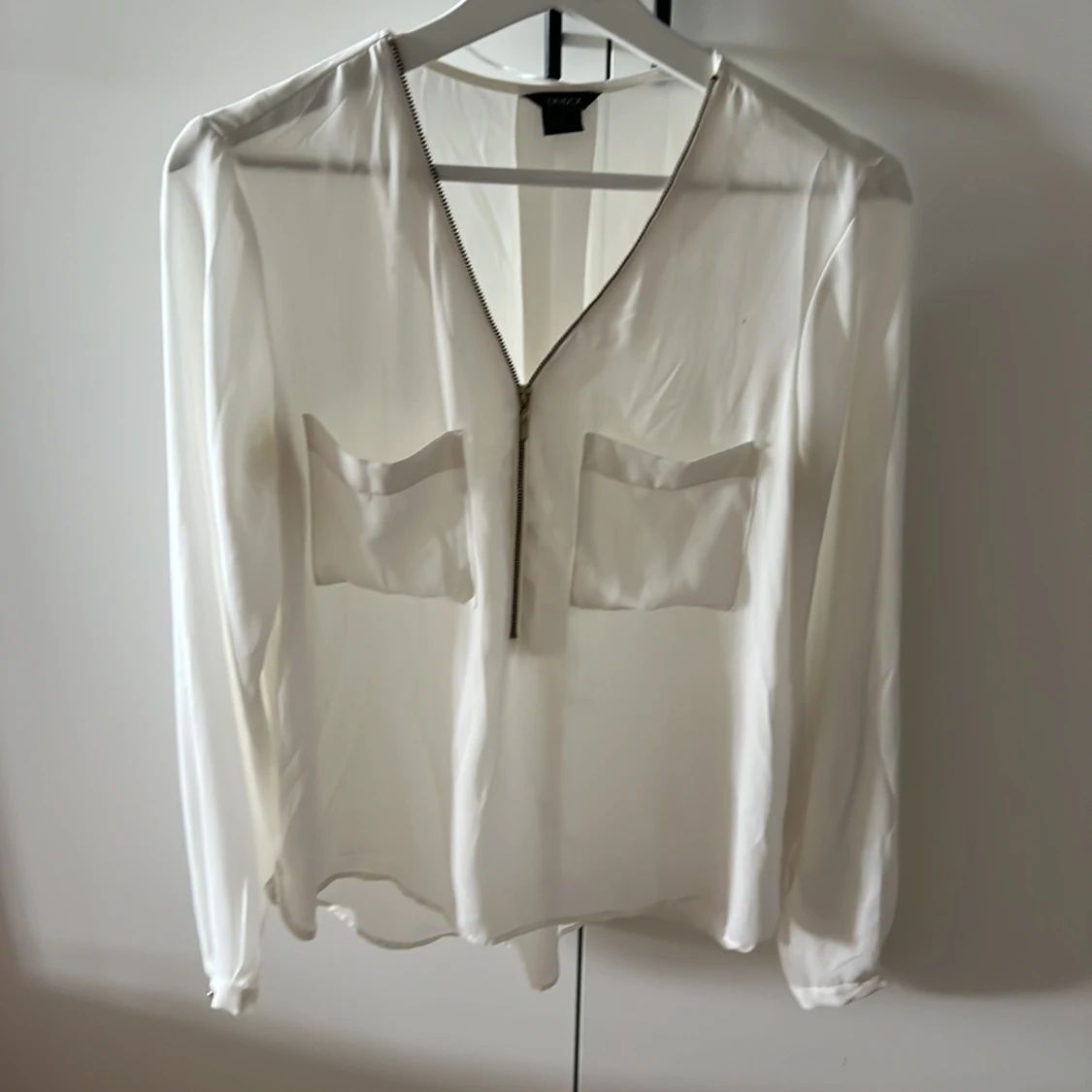 Vit blus med dragkedja