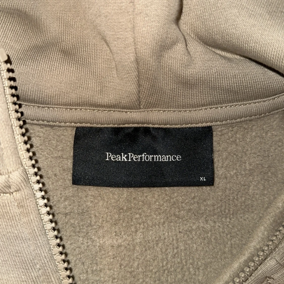 Beige hoodie från Peak Performance - 90
