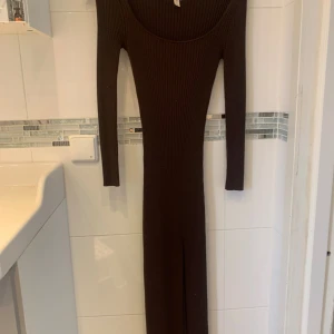 Brun lång klänning med en hög slit på sidan  - Använt vänlig sällan, är i väldigt bra skick, storleken är XS 