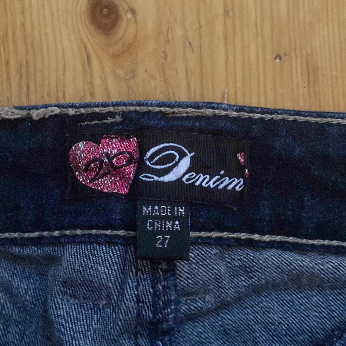 Lowwaist bootcut jeans med broderier på fickorna - 93