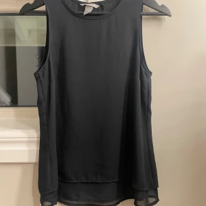 Blus - Jättesöt blus från H&M med lite öppnare rygg