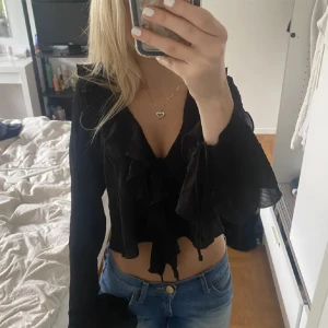 Svart blus  - Svart knyt blus ifrån Gina !!
