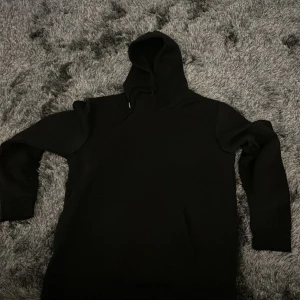 Svart hoddie - En helt vanlig svart hoddie storlek S/M