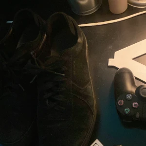 Ett par feta Axel arigatos - Hej säljer min bros sko det är väldigt fina nästan nya använd ett par gånger bara 