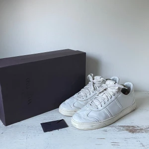 Valentino Flycrew Skor - Valentino Flycrew skor🙌 | Skick : Fint, saknar en nit | Storlek: 43, passar också 44 | Pris: 2099kr | Hör av dig vid frågor eller för fler bilder⭐️