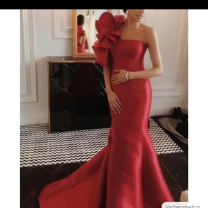 Festklänning  - Har ej använt klänningen, jätte fin, kan användas för fester eller bröllop sammanhang 